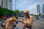 Lực lượng Cảnh sát giao thông tiến hành kiểm tra, xử lý xe khách vi phạm quy định về giao thông. (Ảnh: CTV/Vietnam+)