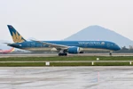 Máy bay Boeing 787-9 của hãng hàng không Vietnam Airlines đưa công dân Việt Nam từ Romania về nước đã hạ cánh xuống sân bay Nội Bài. (Ảnh: CTV/Vietnam+)