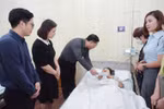 Đoàn của Bộ Giáo dục và Đào tạo thăm hỏi, động viên giáo viên gặp nạn trong vụ cháy chung cư đang điều trị tại Bệnh viện Xanh Pôn. (Ảnh: Bộ GD-ĐT)