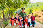 Dương Hải Anh và những em nhỏ vùng khó Sơn La. (Ảnh: NVCC)