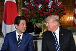  Tổng thống Donald Trump (phải) và Thủ tướng Shinzo Abe (trái) trong cuộc gặp tại Palm Beach, Florida, Mỹ ngày 17/4. AFP/TTXVN.