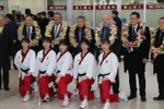 Đoàn vận động viên taekwondo Triều Tiên chụp ảnh lưu niệm sau khi tới sân bay quốc tế Gimpo, phía tây Seoul ngày 7/2. (Nguồn: YONHAP/TTXVN)