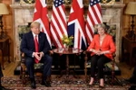  Thủ tướng Anh Theresa May (phải) trong cuộc hội đàm với Tổng thống Mỹ Donald Trump ở Ellesborough, phía tây bắc London ngày 13/7. (Nguồn: AFP/TTXVN)