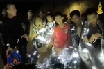 Các thành viên đội bóng thiếu niên sau khi được tìm thấy an toàn trong hang Tham Luang ngày 3/7. (Ảnh: AFP/TTXVN)