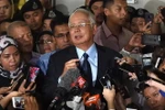  Cựu Thủ tướng Malaysia Najib Razak (giữa) trong cuộc họp báo sau phiên tòa ở Kuala Lumpur, ngày 20/9/2018. (Ảnh: THX/TTXVN)
