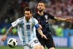 Cầu thủ Lionel Messi (phía trước) của Argentina tranh bóng với Marcelo Brozovic của Croatia trong trận đấu ở bảng D World Cup 2018 diễn ra ở Nizhny Novgorod, Nga ngày 21/6. (Ảnh: THX/TTXVN)