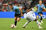 Tuyển thủ Uruguay Edinson Cavani (trái) đã ghi cả hai bàn thắng cho đội nhà. (Ảnh: THX/TTXVN)