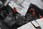 Lực lượng cứu hộ làm nhiệm vụ tại hiện trường vụ sập cầu cạn ở Genoa, Italy ngày 14/8. (Ảnh: EPA/TTXVN)