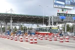 Xe lưu thông qua trạm BOT Cai Lạy. (Ảnh: Nam Thái/TTXVN)