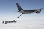 KC-46 đang tiếp nhiên liệu cho một máy bay. (Nguồn: daytondailynews.com)