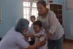 Tiêm vắcxin viêm não Nhật Bản cho trẻ em trong độ tuổi. 