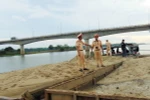 Tàu hút cát trái phép trên sông Thu Bồn. (Ảnh: Nguyễn Sơn/TTXVN)