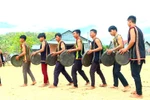 Anh Rmah Mich (thứ 4, từ phải sang) biểu diễn cùng đội cồng chiêng của làng Hek. (Ảnh: Hồng Điêp/TTXVN)