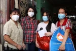 Chủ tịch Ủy ban MTTQ Thành phố Hồ Chí Minh Tô Thị Bích Châu thăm hỏi và tặng quà cho các em mồ côi vì COVID-19 tại quận 4. (Ảnh: Thu Hương/TTXVN) 