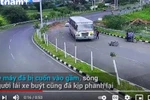 [Video] Người lái xe máy thoát chết hy hữu dù bị xe buýt cuốn vào gầm