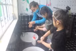 Hướng dẫn trẻ rửa tay bằng xà phòng để phòng chống COVID-19. Ảnh minh họa. (Ảnh: Hoa Mai/TTXVN) 