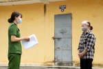 Đại diện Trại tạm giam Công an tỉnh Phú Thọ tuyên truyền về quyền và nghĩa vụ của cử tri đến người đang bị tạm giữ, tạm giam. (Ảnh: Trung Kiên/TTXVN)