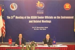 Thứ trưởng Bộ Tài nguyên và Môi trường Võ Tuấn Nhân (trái) phát biểu tại Hội nghị Quan chức cao cấp ASEAN về môi trường lần thứ 31. (Nguồn: Bộ Tài nguyên và Môi trường)