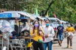 Người dân đeo khẩu trang phòng lây nhiễm COVID-19 tại Vientiane, Lào. (Ảnh: THX/TTXVN)
