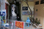 Phong tỏa, cách ly y tế khu nhà E2, 128C Đại La, phường Đồng Tâm (Hà Nội), nơi ở của cháu bé sinh năm 2020 có kết quả dương tính với SARS-CoV-2. (Nguồn: TTXVN) 