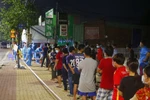 Người dân xếp hàng chờ lấy mẫu. (Ảnh: Huyền Trang/TTXVN) 