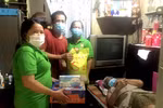 Bên cạnh việc chi hỗ trợ theo chính sách, Ủy ban Mặt trận Tổ quốc phường 9, Quận 3, TP.HCM còn trao nhiều phần quà gồm nhu yếu phẩm thiết yếu cho người yếu thế, hộ khó khăn bị ảnh hưởng bởi dịch COVID-19. (Ảnh: Thanh Vũ/TTXVN)