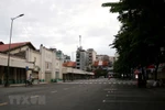 Khu vực chợ Bến Thành, quận 1 vắng bóng người trước giờ TP.HCM tiếp tục thực hiện giãn cách xã hội 14 ngày. (Ảnh: Thanh Vũ/TTXVN) 
