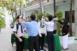 Đo thân nhiệt trước khi vào lớp tại trường THPT Phan Ngọc Hiển, thành phố Cần Thơ. (Ảnh: Ánh Tuyết/TTXVN)