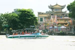 Khách du lịch đường sông ghé tham quan chùa Ông ở cù lao Phố, thành phố Biên Hòa, tỉnh Đồng Nai. (Nguồn: baodongnai.com.vn)