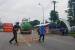 Tháo dỡ chốt kiểm soát dịch tại đường Hùng Vương. (Ảnh: Danh Lam/TTXVN) 