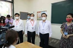Bộ trưởng Bộ Giáo dục và Đào tạo Nguyễn Kim Sơn kiểm tra tại điểm thi trường THPT Chu Văn An (Hà Nội). (Ảnh: Thanh Tùng/TTXVN)