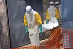 Ảnh tư liệu: Nhân viên y tế chuyển thi thể bệnh nhân tử vong do nhiễm virus Ebola ở Conakry, Guinea, ngày 8/3/2015. (Ảnh: AFP/TTXVN)