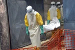 Ảnh tư liệu: Nhân viên y tế chuyển thi thể bệnh nhân tử vong do nhiễm virus Ebola ở Conakry, Guinea, ngày 8/3/2015. (Ảnh: AFP/TTXVN)