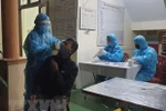Lấy mẫu xét nghiệm SARS-CoV-2 tại thành phố Uông Bí. (Ảnh: TTXVN phát)