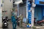 Lực lượng chức năng chốt chặn tại hẻm 415 Nguyễn Văn Công (phường 3, quận Gò Vấp, Thành phố Hồ Chí Minh) nơi có điểm sinh hoạt của giáo phái truyền giáo Phục Hưng. (Ảnh: Hồng Giang/TTXVN) 