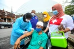 Nhân viên y tế tiêm vaccine ngừa COVID-19 cho người dân tại Pattani, Thái Lan. (Ảnh: AFP/TTXVN)