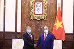 Chủ tịch nước Nguyễn Xuân Phúc tiếp Đại sứ Cộng hòa Nam Phi Mpetjane Kgaogelo Lekgoro đến chào từ biệt. (Ảnh: Thống Nhất/TTXVN)