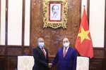 Chủ tịch nước Nguyễn Xuân Phúc tiếp Đại sứ Cộng hòa Nam Phi Mpetjane Kgaogelo Lekgoro đến chào từ biệt. (Ảnh: Thống Nhất/TTXVN)