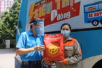 Lãnh đạo tổ chức Công đoàn Thủ đô trao quà hỗ trợ khó khăn cho người lao động Thủ đô khó khăn bởi dịch bệnh COVID-19. (Ảnh: TTXVN phát) 
