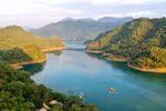 Bình minh trên lòng hồ sông Đà. (Ảnh: Mai Mai/Vietnam+)