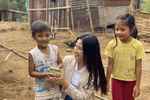 Hoa hậu Đỗ Thị Hà đến với trẻ em Trà Don, huyện Nam Trà My, tỉnh Quảng Nam. (Ảnh: CTV/Vietnam+)
