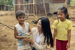 Hoa hậu Đỗ Thị Hà đến với trẻ em Trà Don, huyện Nam Trà My, tỉnh Quảng Nam. (Ảnh: CTV/Vietnam+)