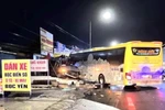 Hiện trường vụ tai nạn giao thông liên quan tới xe khách Thành Bưởi xảy ra ngày 30/9/2023 làm 5 người chết. (Ảnh: TTXVN phát)