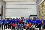 Thành viên Đội tuyển Việt Nam chụp ảnh cùng các cổ động viên sang Indonesia cổ vũ cho đội tuyển. (Ảnh: Đỗ Quyên/Vietnam+)