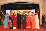Lãnh sự Nguyễn Tuấn Anh, Chủ tịch Hiệp hội người Việt tại Macau Dương Trung Đức và các thành viên Ban chấp hành hiệp hội chúc mừng nhân dịp Xuân mới. (Ảnh: Xuân Vịnh/TTXVN)