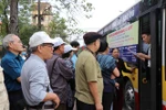 Du khách xếp hàng lên xe buýt du lịch miễn phí tại điểm đón thành phố Bắc Ninh. (Ảnh: Diệp Trương/TTXVN)