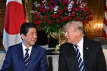 Tổng thống Mỹ Donald Trump (phải) và Thủ tướng Nhật Bản Shinzo Abe tại cuộc gặp ở Florida, Mỹ ngày 17/4/2018. (Nguồn: AFP/TTXVN)