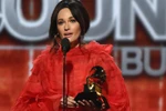 Nữ ca sỹ Kacey Musgraves nhận giải thưởng. (Nguồn: Grammy)
