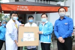 Bí thư thứ nhất Trung ương Đoàn, Chủ tịch Trung ương Hội Liên hiệp Thanh niên Việt Nam trao trang thiết bị y tế phòng chống dịch. (Nguồn: Doanthanhnien.vn)