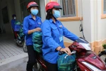 Đội hình 'shipper áo xanh' phường 11, thành phố Cao Lãnh (Đồng Tháp) giúp nông dân trên địa bàn tiêu thụ 200kg nông sản (dưa leo). (Ảnh: Chương Đài/TTXVN)